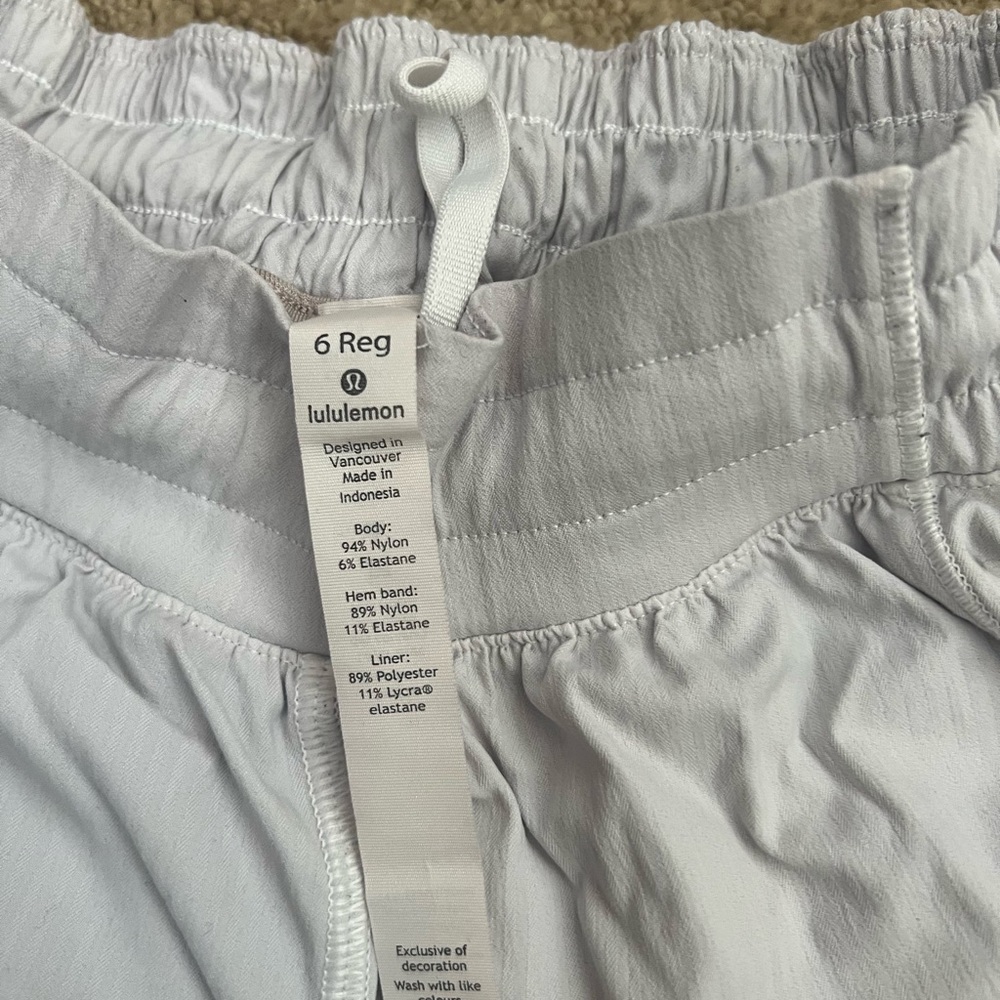 Lululemon hottie hot shorts 2 inch